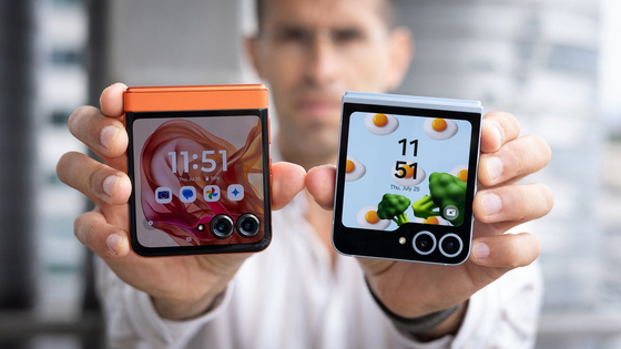 A comparison of the Motorola Razr 50 basic model released in the second half of last year, left and the Samsung Galaxy Z Flip 6, right [PHONE ARENA]