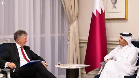 Getty Images Jonathan Powell sitting opposite Qatar's Prime Minister and Foreign Minister Mohammed bin Abdulrahman bin Jassim Al-Than