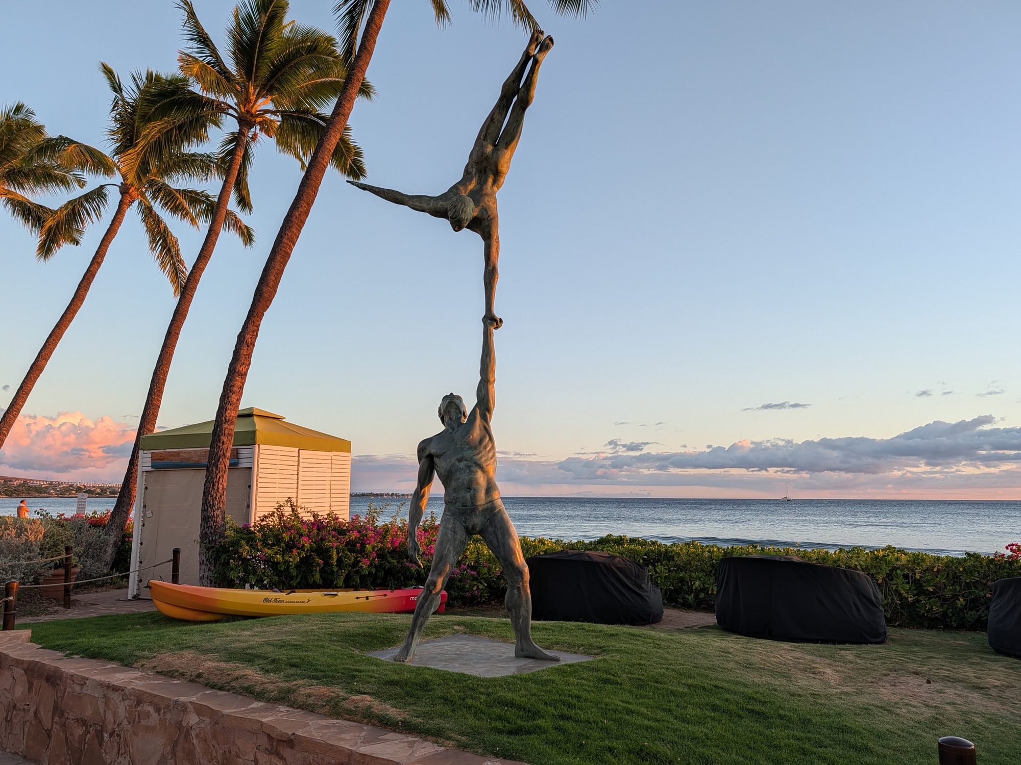 Hawaiian surfer statue shot by Pixel 10 Pro