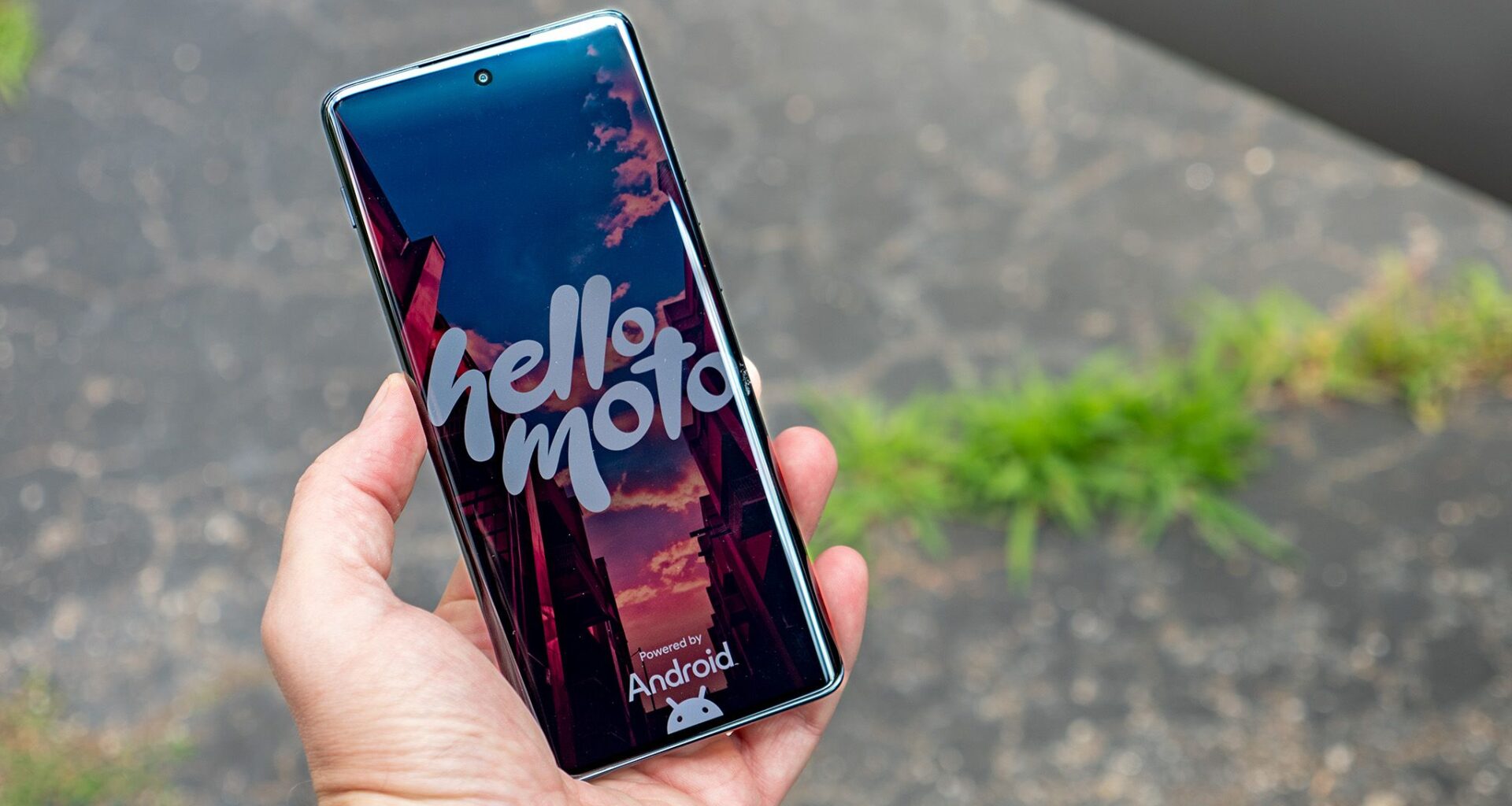 Cheap phone alert! You can get up to $400 OFF last year's Motorola Edge for Best Buy's outlet sale