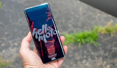 Cheap phone alert! You can get up to $400 OFF last year's Motorola Edge for Best Buy's outlet sale