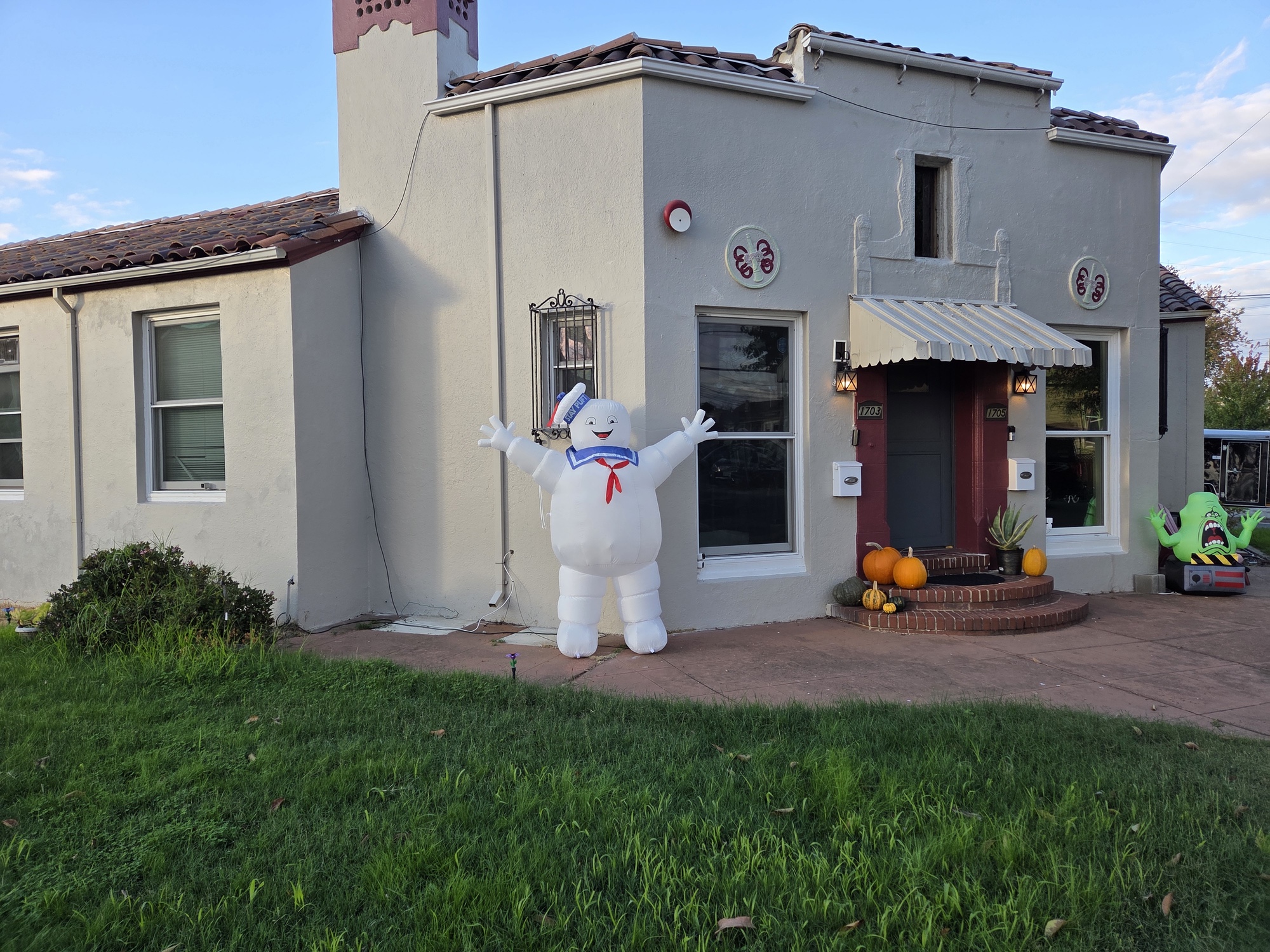 Stay Puft Marshmallow man shot by Galaxy S25 Plus