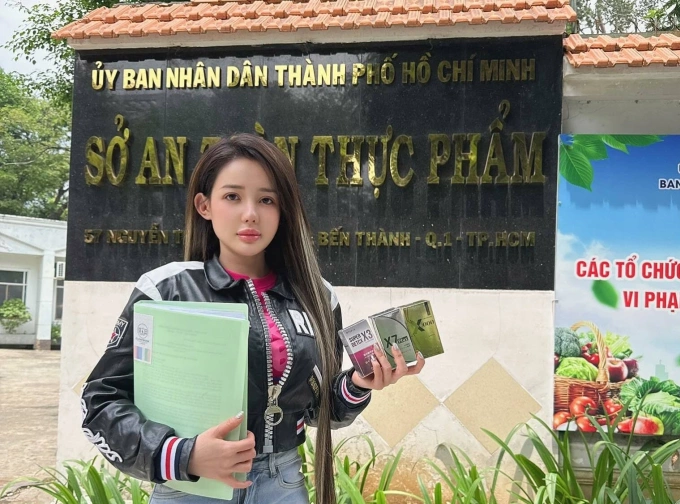 TikTok star Vo Thi Ngoc Ngan, known as Ngan 98, stands outside the Ho Chi Minh City Department of Food Safety holding the supplements she sold. Photo from Ngans Facebook