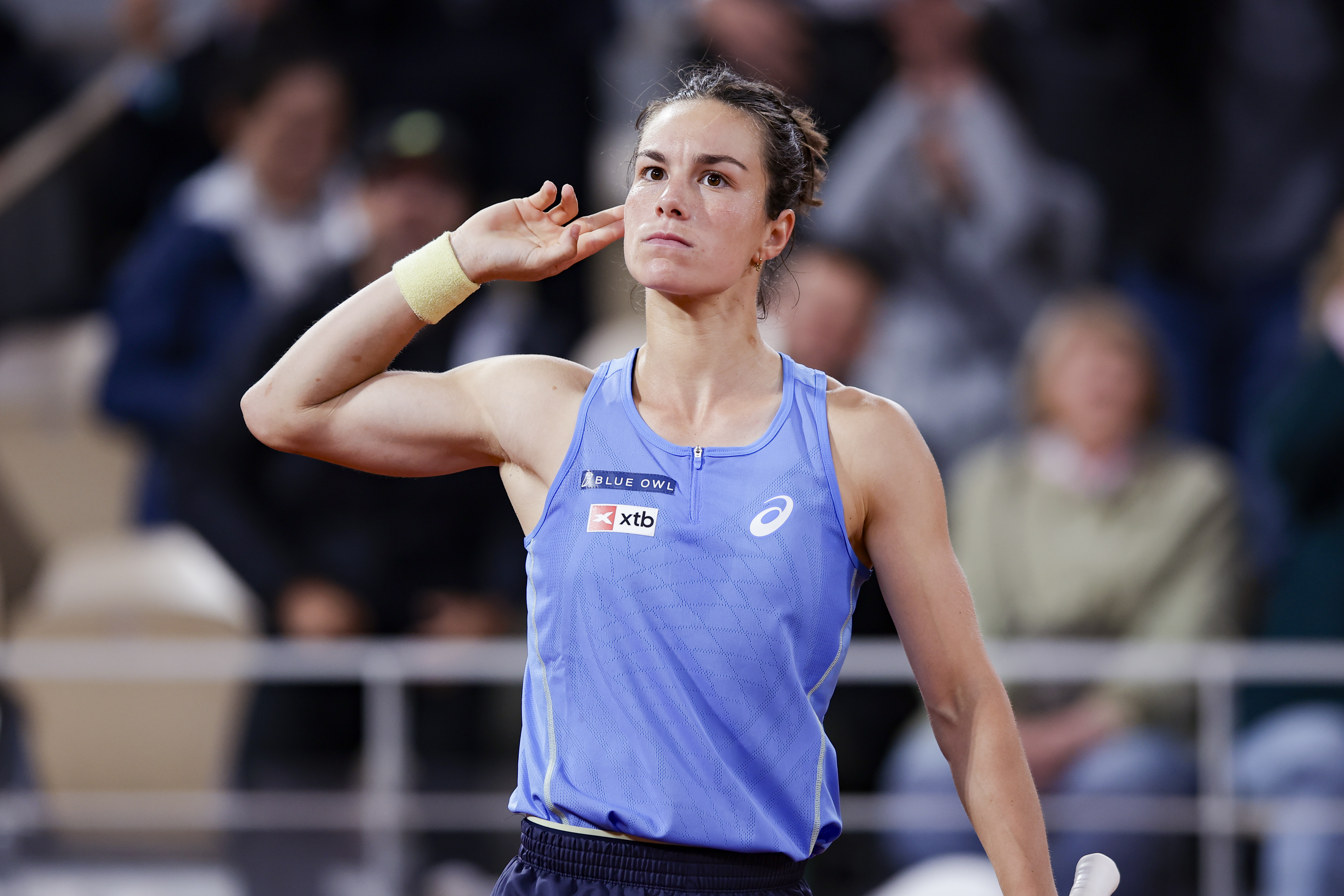 Lois Boisson celebrating her win against Mirra Andreeva at the 2025 French Open.