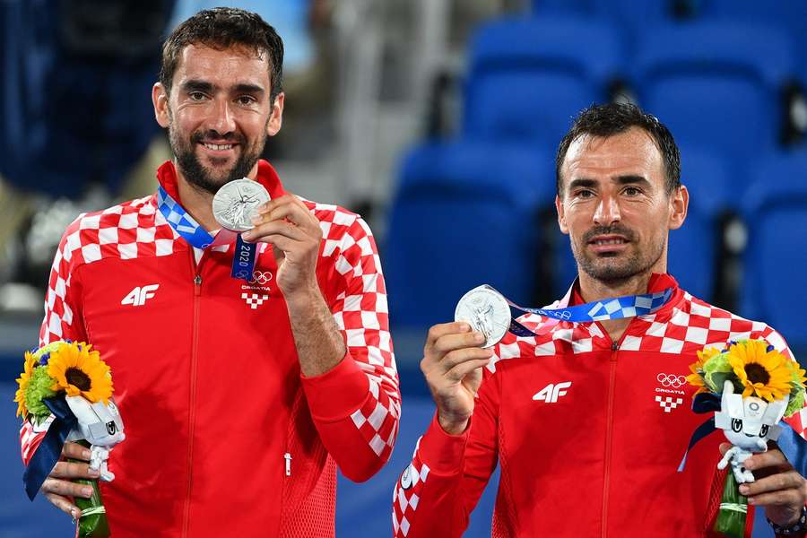 Cilic and Dodig pose with their silver medals