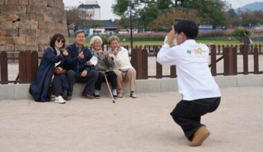 A volunteer assists local residents with taking photos during the 2025 APEC Economic Leaders’ Meeting. Photo: Zou Zhidong/GT