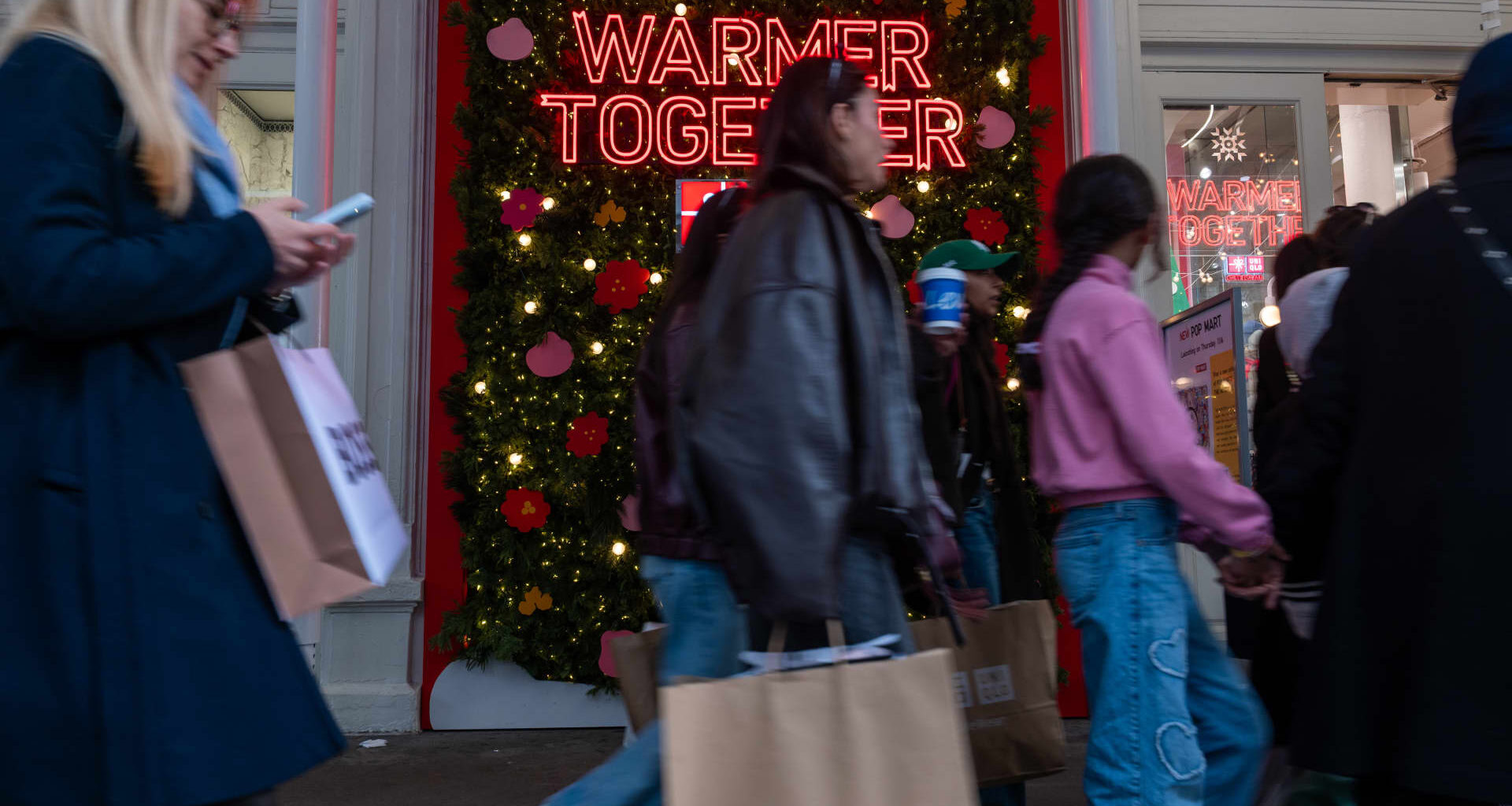 Consumers flash holiday warning signs