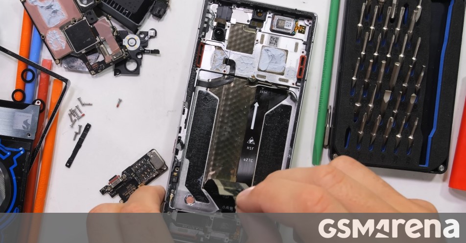RedMagic 11 Pro gets disassembled on video, see the liquid cooling loop from the inside