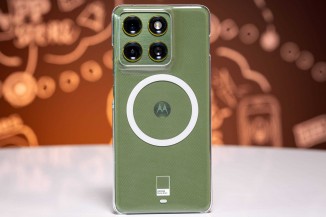 Unboxing - USB-C cable and a MagSafe-ready case