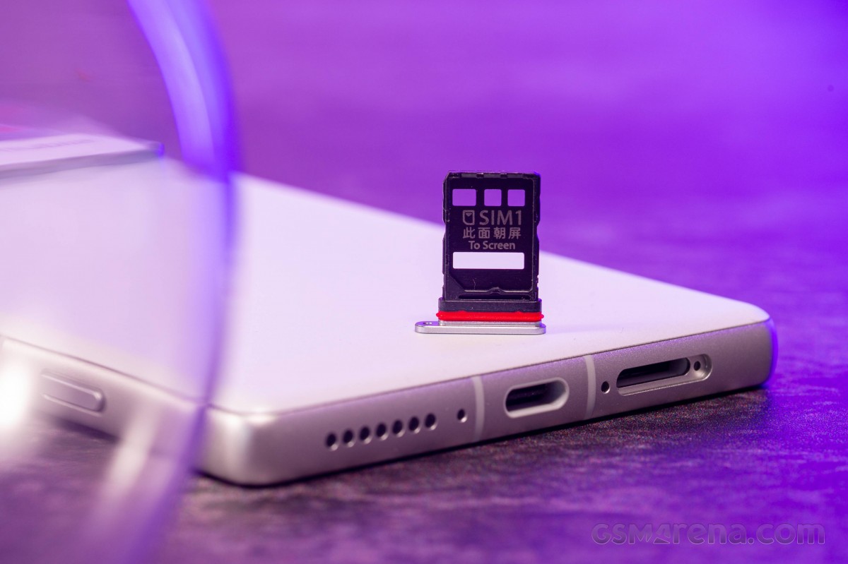 Dual nano SIM slot, but no eSIM option, sadly