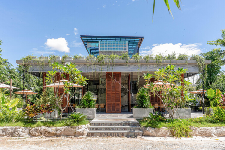 Design Ethos of Subtraction and Addition: 10 Adaptive Reuse Projects for Commercial and Social Spaces in Asia - Image 3 of 34