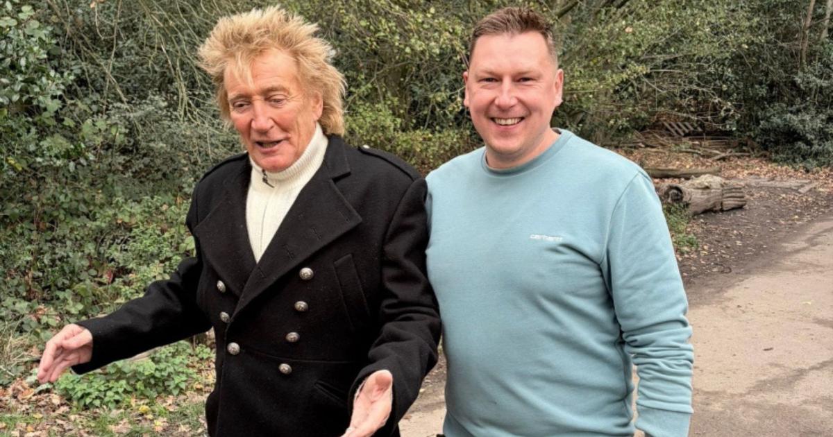 Rod Stewart returns to Highgate Wood cafe from his childhood