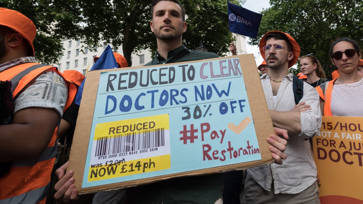 Junior doctors could get guaranteed pension of £125,000 a year