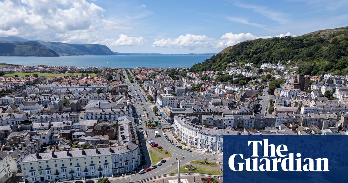 Man, 64, arrested after reports of ‘impostor’ dressed as rear admiral at Remembrance event in Wales | Wales