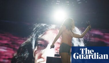 The O2 apologises for confiscating fans’ Palestine shirts at Lorde concert | Lorde