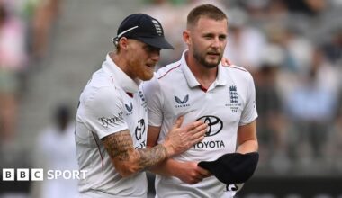 Ben Stokes speaks to Gus Atkinson