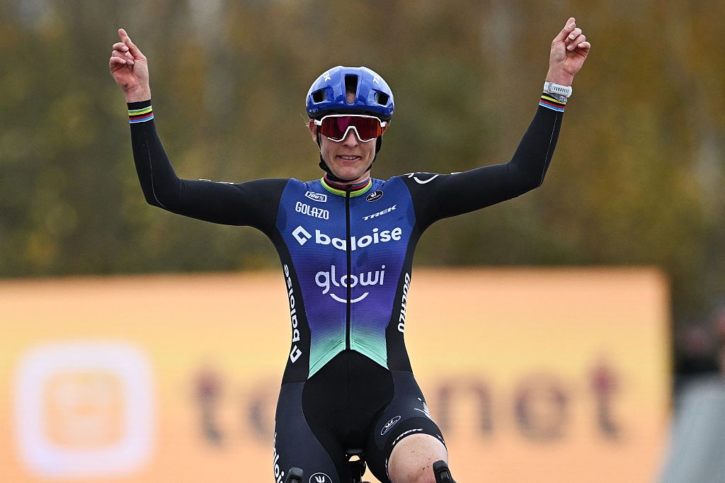 Dutch rider Lucinda Brand celebrates as she crosses the finish line to win the women's elite at the 'Jaarmarktcross' cyclocross cycling event part of the Superprestige competition, in Niel on November 11, 2025. (Photo by DAVID PINTENS / Belga / AFP) / Belgium OUT