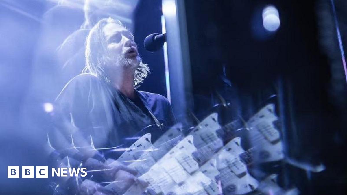 The front pages of the Daily Mail and the Daily Mirror.