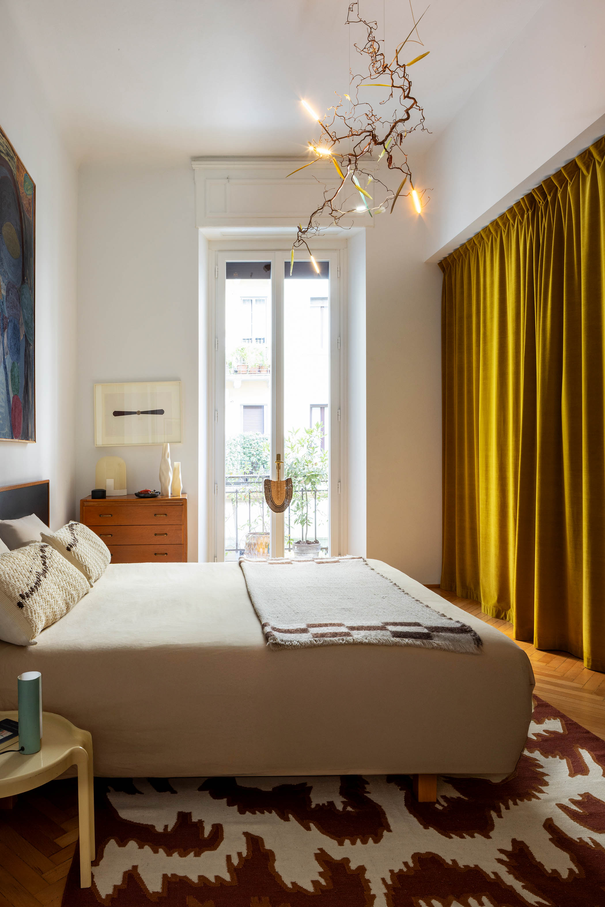 The bedroom, with Ciuffi’s favourite branch and feather lighting installation