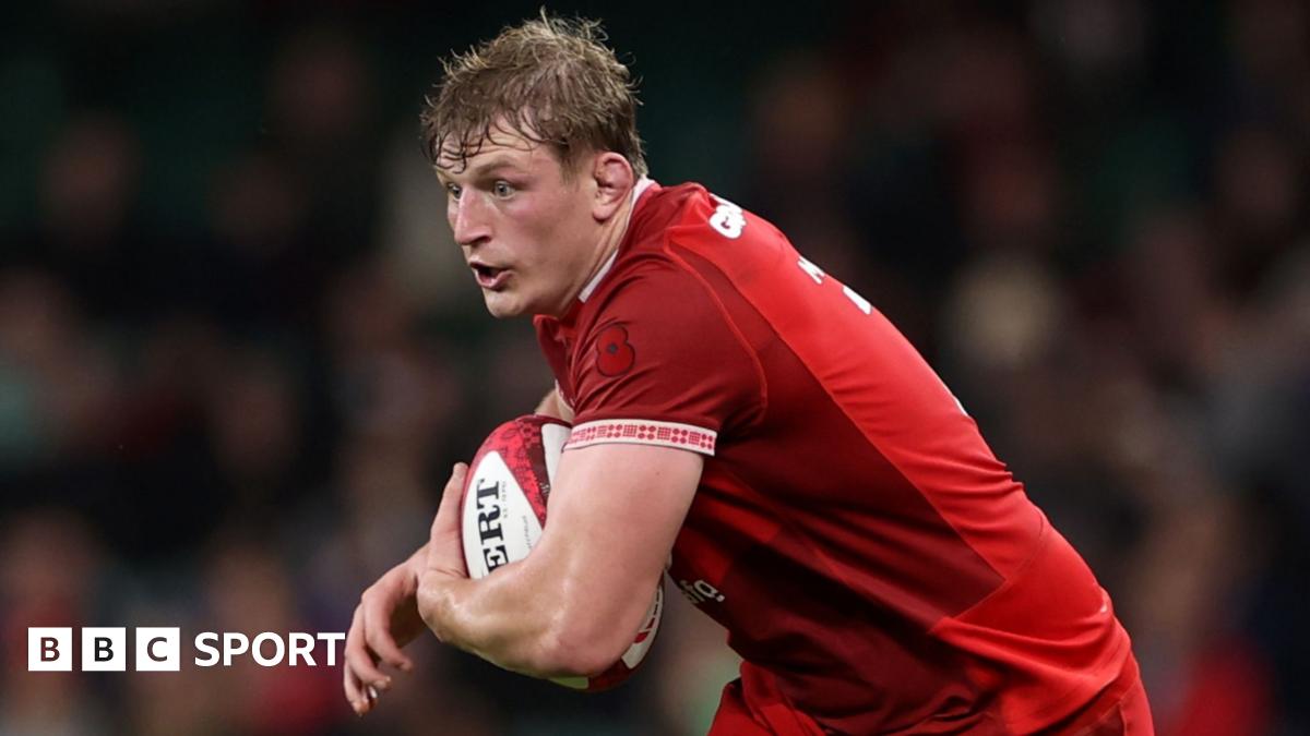 Jac Morgan runs with the ball for Wales