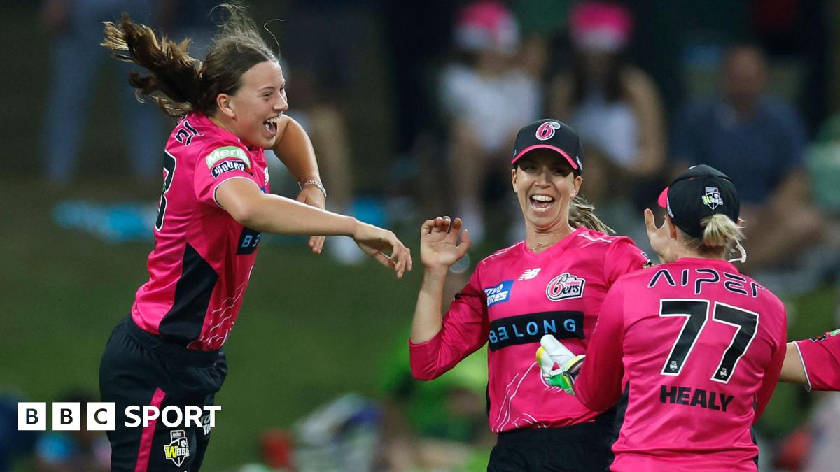 Caoimhe Bray celebrates a wicket with Sydney Sixers team-mates including Alyssa Healy