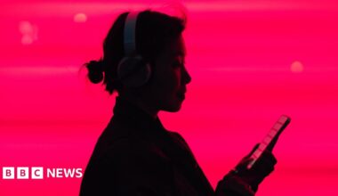 The front pages of the Daily Mail and the Daily Mirror.