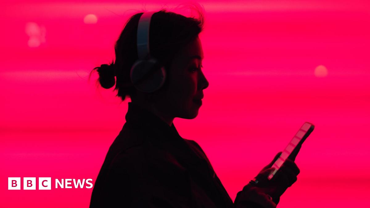 The front pages of the Daily Mail and the Daily Mirror.