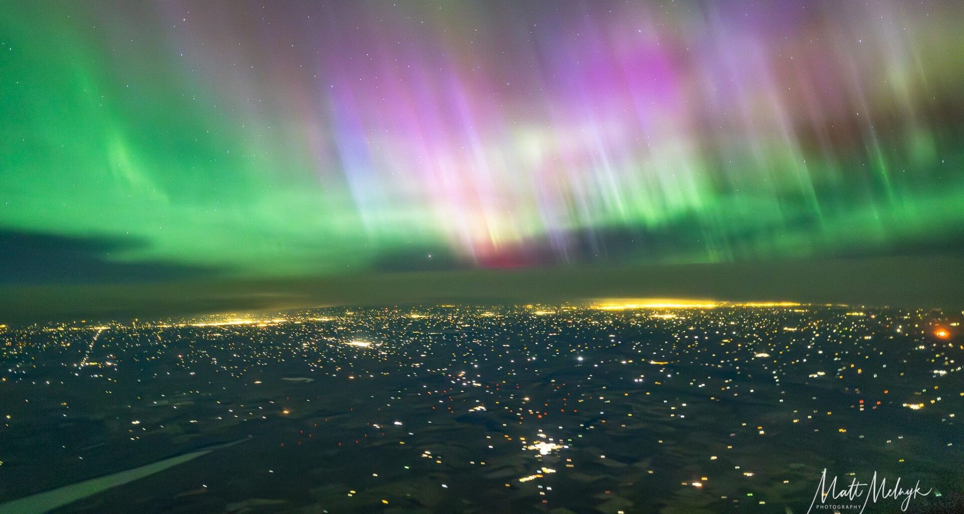 Pilot captures jaw-dropping northern lights show from 36,000 feet (photos)