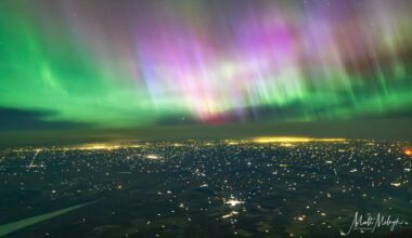 Pilot captures jaw-dropping northern lights show from 36,000 feet (photos)