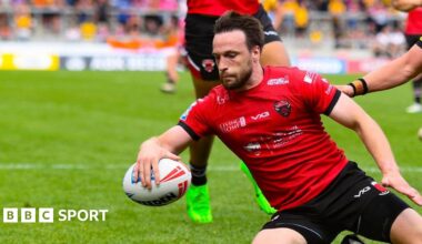 Joe Mellor scores for Salford Red Devils against Castleford Tigers