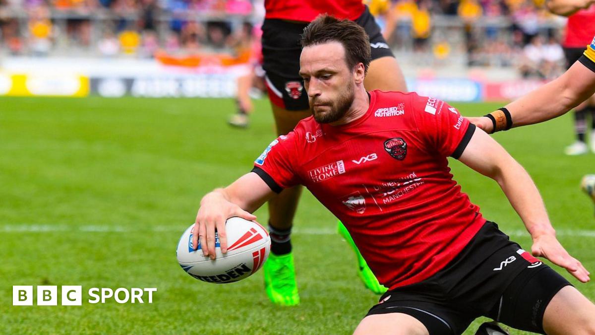 Joe Mellor scores for Salford Red Devils against Castleford Tigers