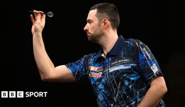 Luke Humphries throwing a dart