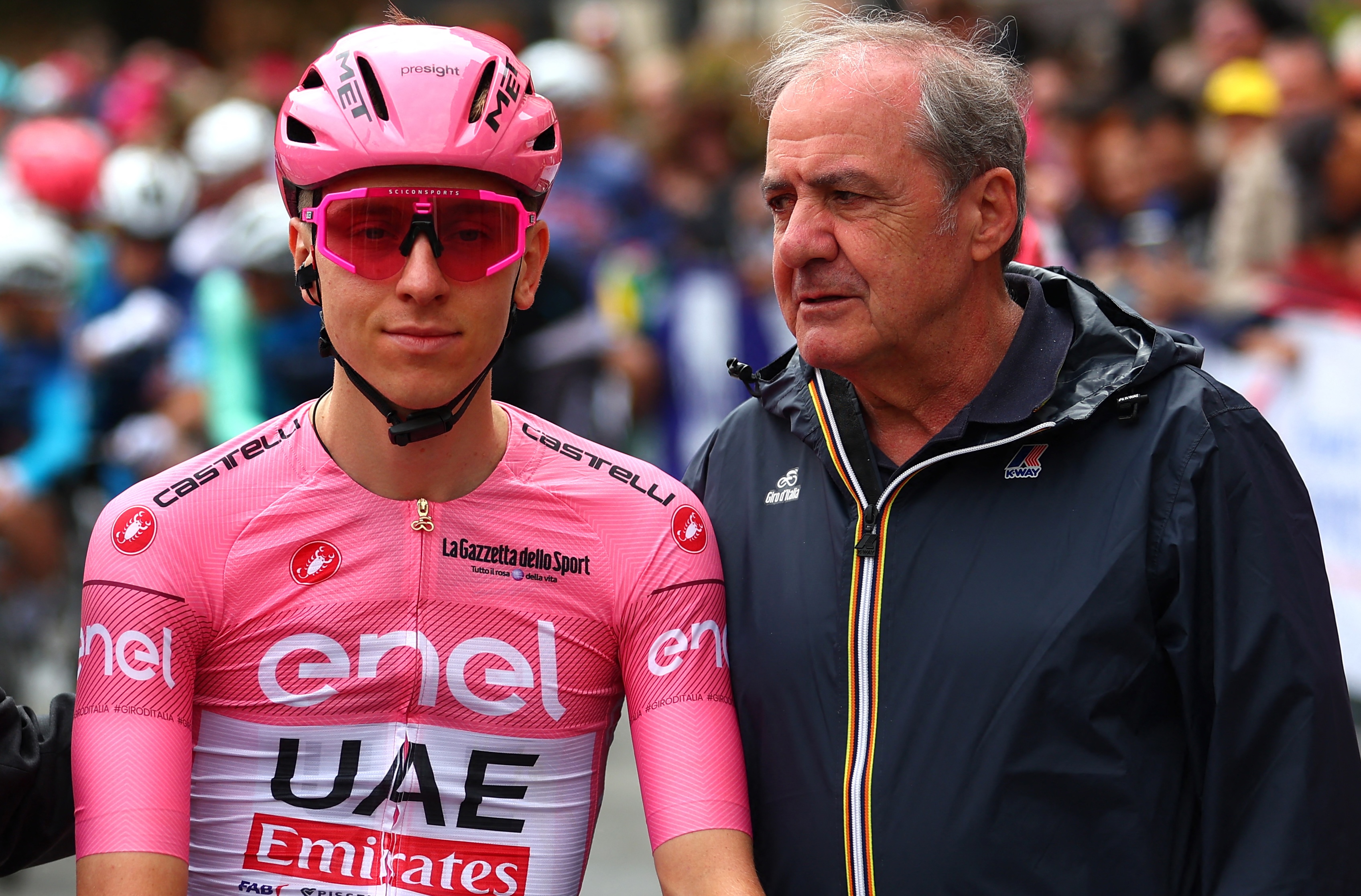 Pink Jersey of overall leader Team UAE's Slovenian rider Tadej Pogacar (C) poses at the start with RCS Media group owner Urbano Cairo (L) and Director of the Giro d'Italia, Mauro Vegni ahead of the 3rd stage of the 107th Giro d'Italia cycling race, 166 km between Novara and Fossano, on May 6, 2024 in Novara. (Photo by Luca Bettini / AFP)
