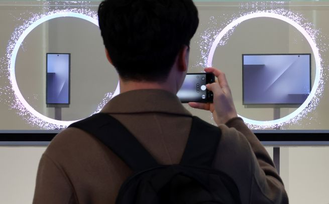 Samsung’s dual-folding smartphone, the Trifold, is unveiled for the first time at the “K-Tech Showcase” held at the Air Dome in Gyeongju Expo Park on October 28. The left image shows the device folded, while the right shows it fully opened. The Trifold, an evolution of Samsung’s existing two-panel “Fold” series, is designed with a structure that allows the screen to fold twice. (Yonhap)