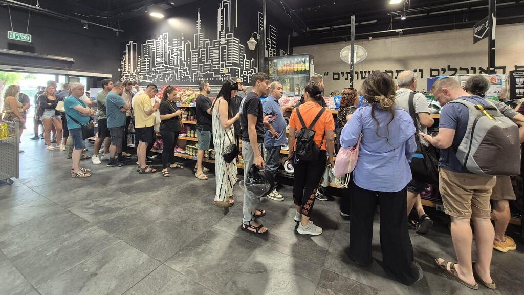 התור למכירת האייפונים בוויקטורי קניון איילון