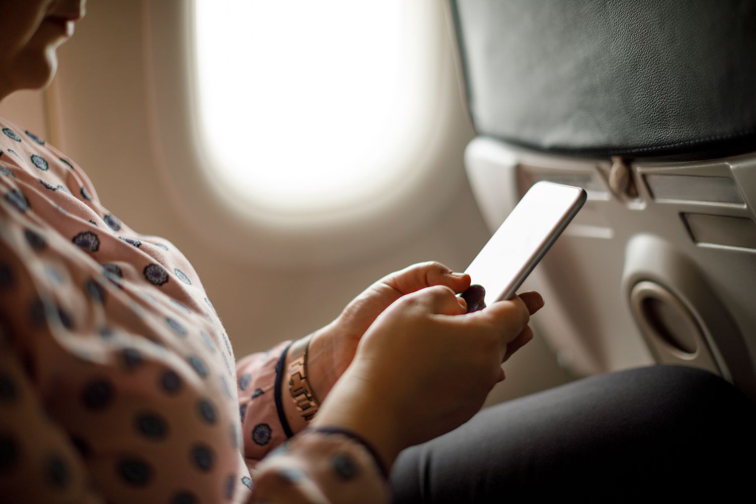 This Phone Holder Saved Me on a 17-hour Flight