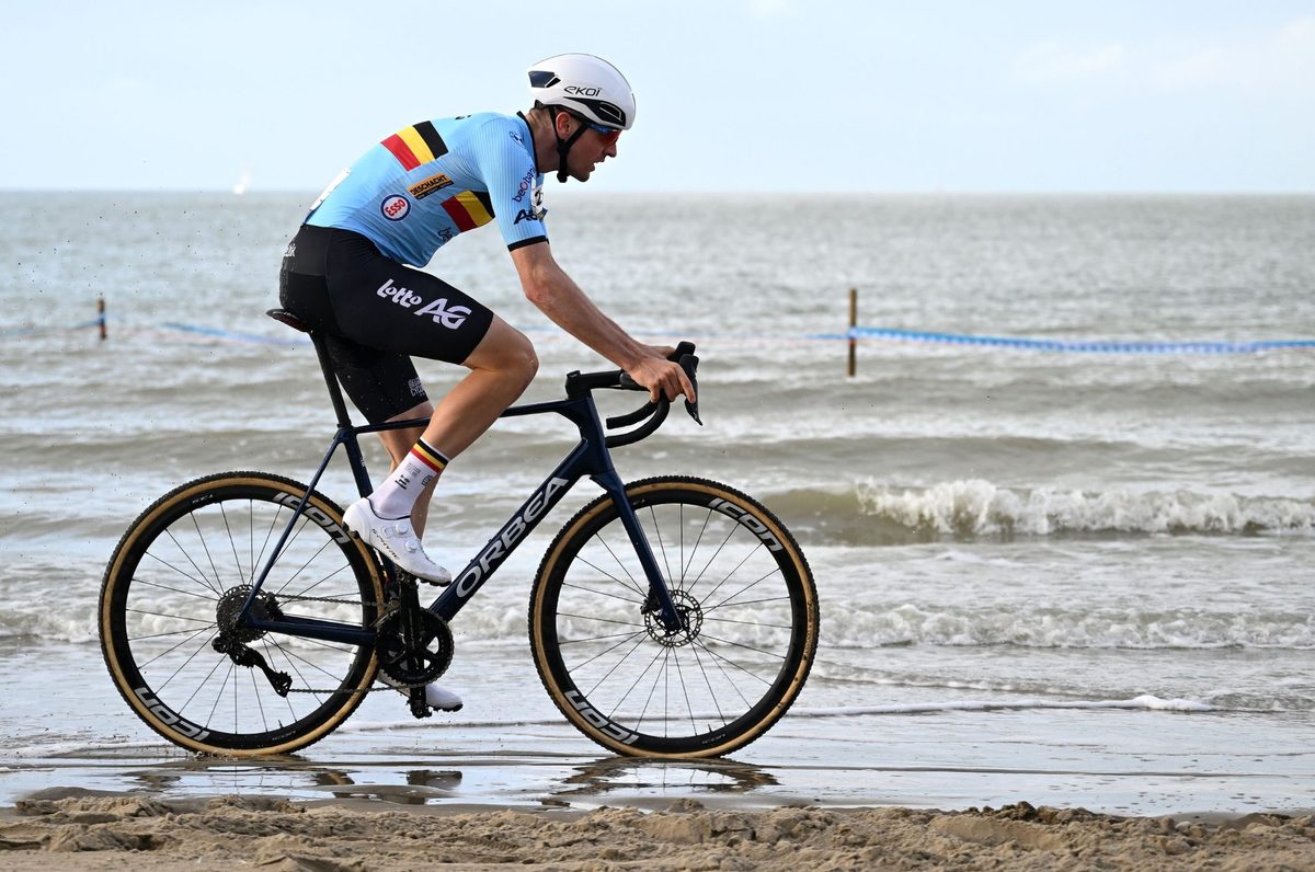 European Cyclocross Championships won on a... road bike?!