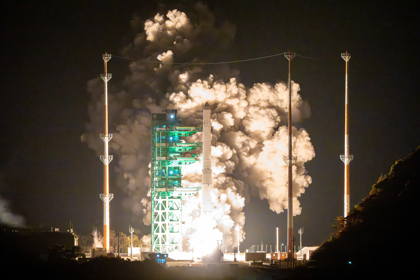 Korea's homegrown Nuri space rocket lifts off from Naro Space Center in Goheung, South Jeolla, at 1:13 a.m. on Nov. 27. [KOREA AEROSPACE RESEARCH INSTITUTE]