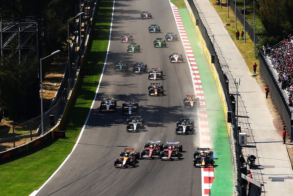 De F1-regie bekeek al vóór de start van de race in Mexico de beste opties om de chaos in bocht 1 vast te leggen.