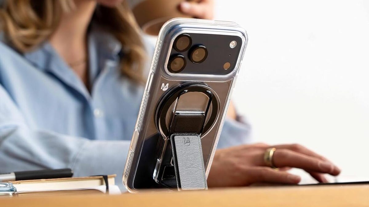 clckr-magsafe-kickstant-black