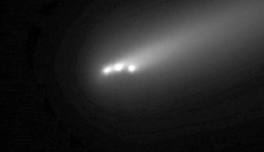 comet atlas breaking apart 2025 three bright fragments november