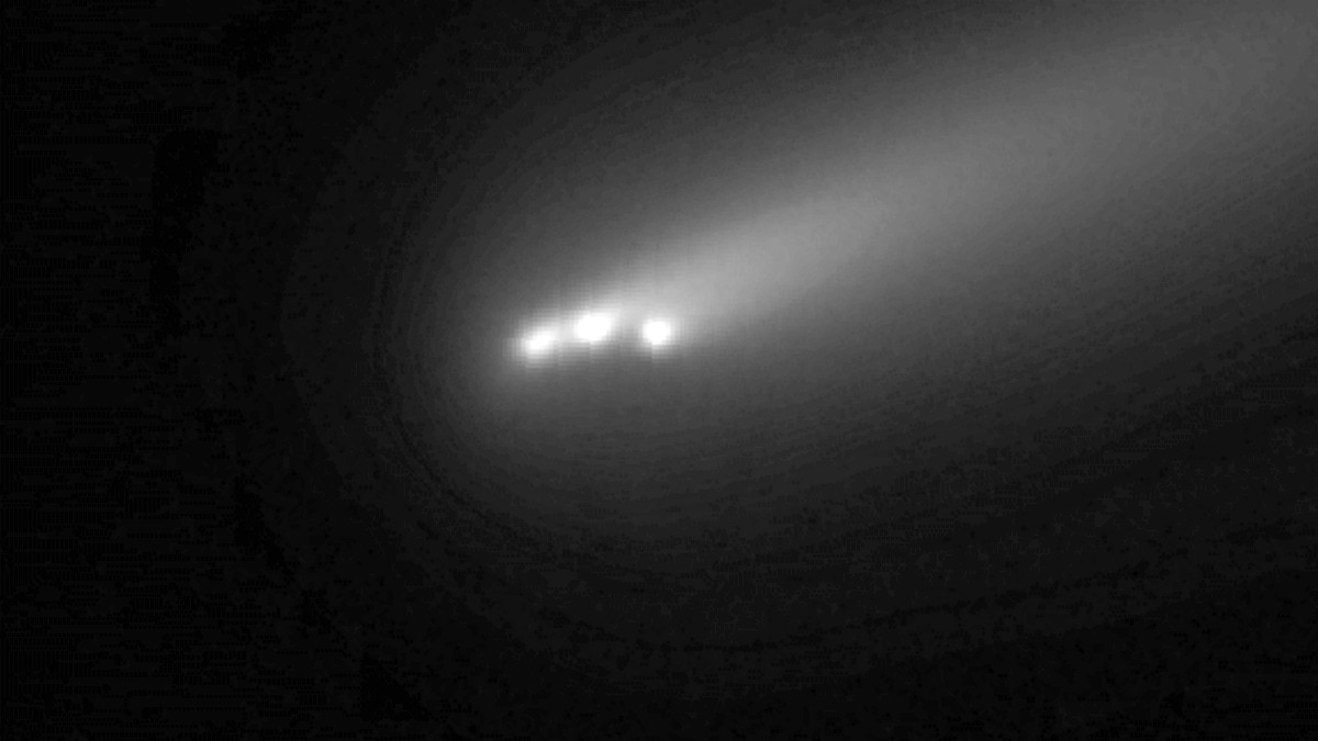 comet atlas breaking apart 2025 three bright fragments november