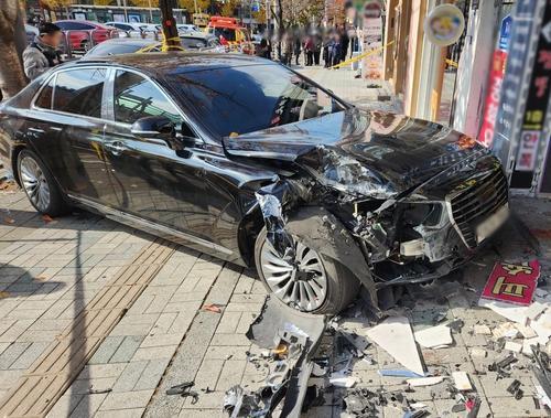 Gov't push for low car insurance premiums creates dilemma for insurers as profits fall