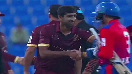 Harbhajan Singh shakes hands with Pakistan's Shahnawaz Dahani