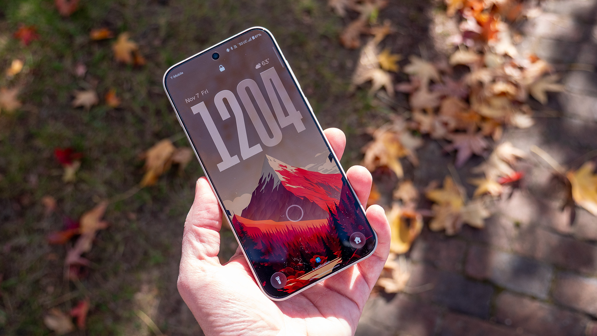 A themed lockscreen using the OnePlus 15's built-in Flux Themes engine