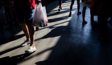 ‘Things are pretty crappy.’ 1 in 4 US households are living paycheck to paycheck