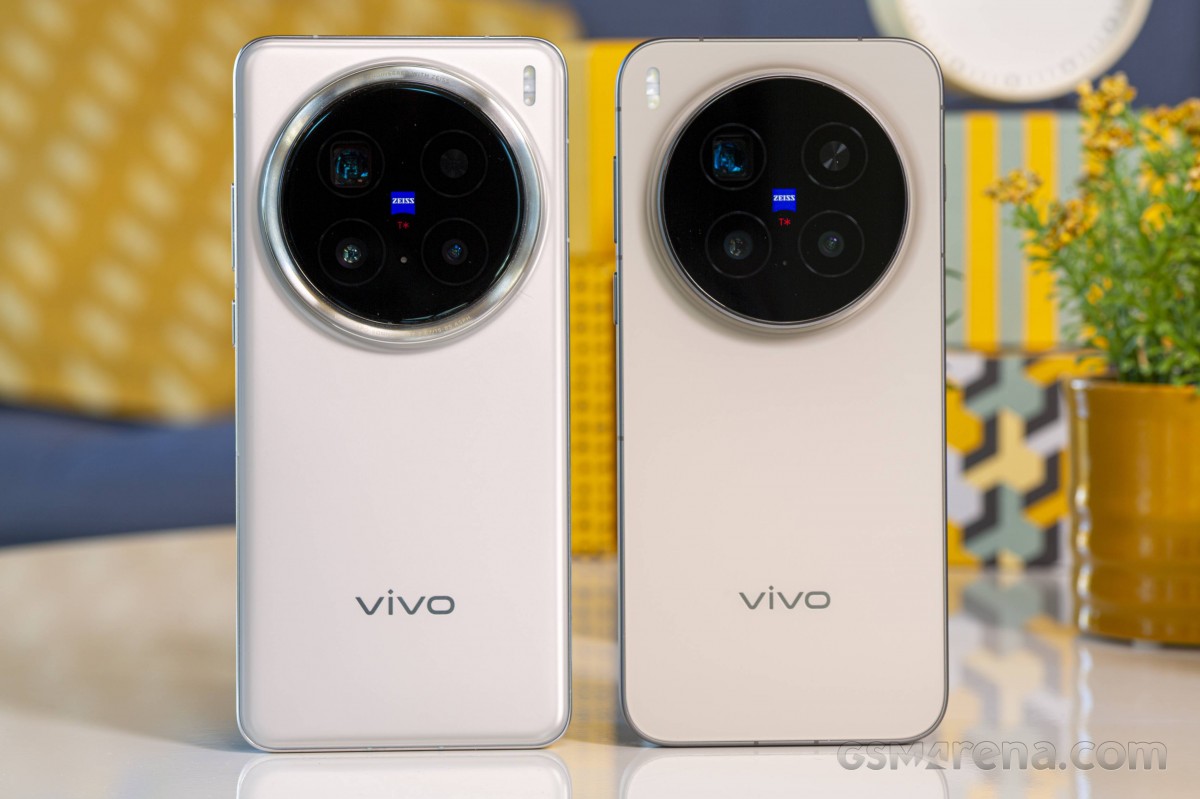 X200 Pro (left) next to X300 Pro