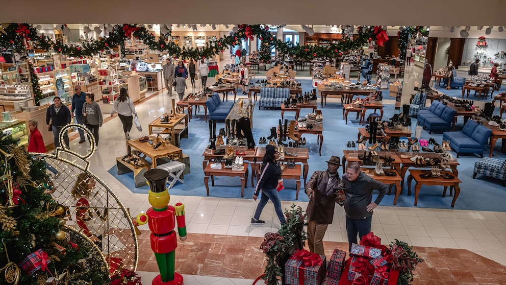 How to budget for the holiday season, according to a financial expert