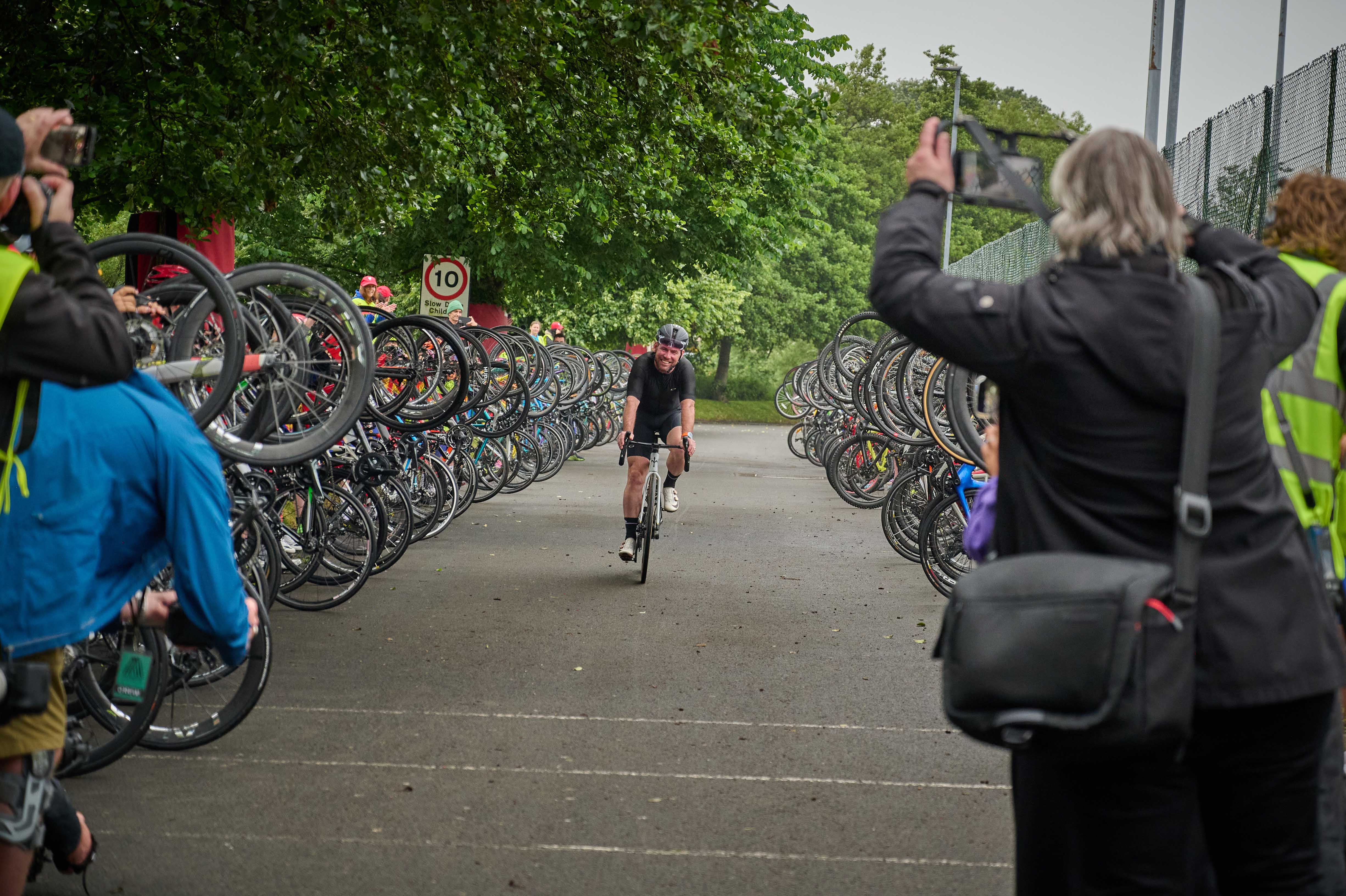 Mark Cavendish centre