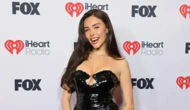 QB Justin Herbert’s girlfriend stuns in risqué low-cut gown with thigh-high slit image